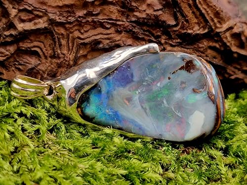LeoLars-PABE Boulder Opal flüssiges Silber Design Anhänger aus 925er Silber, Opal gecarrt mit mehrfarbigem pastellfarbenem Opalfeuer in flächiger gemeiner Opalschicht, Unikat, Handarbeit, Unisex