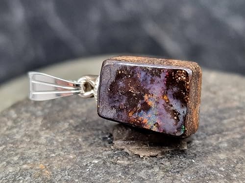 Picture Stone Boulder Opal Anhänger mit 925er Silber Stiftöse, kleines Universum mit Opalfeuer Pinfire in grau, orange, gelb und rot, Anhängermaße: 16mm x 9,6mm x 6,6mm, Unikat, Handgeschliffen
