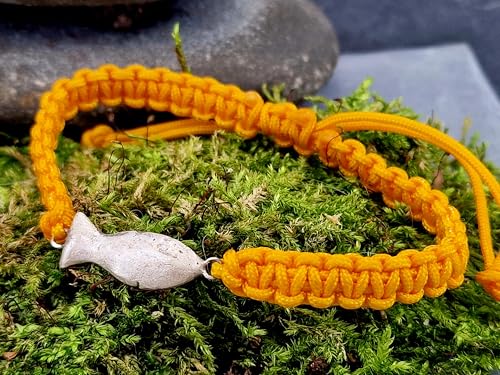 LeoLars-PABE Dunkelgelbes Makramee Armband mit Sandguss Schlickfisch aus 925er Silber, Umfang von 18-22cm, Unikat, Handarbeit