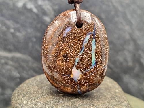 LeoLars-PABE Boulder Opal mit Frontbohrung und 60cm Lederband, Opaladern mit mehrfarbiger gemeiner Opalschicht und partiellem Opalfeuer, Maße: 35,6mm x 28mm x 11,6mm, Unikat, Handgeschliffen