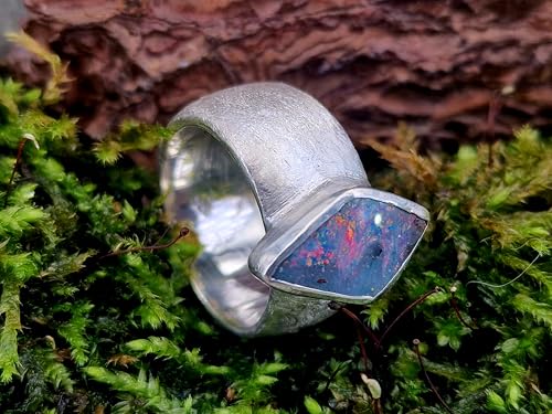 LeoLars-PABE Toller Design Boulder Opal Ring aus 925er Silber, massiv, fein schraffierte Struktur, Opalfeuer in rot und anderen Farben, Ringgröße: 56 (18), Unikat, Handarbeit