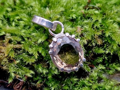LeoLars-PABE Demantoid Design Anhänger aus 925er Silber, Dermantoid in zartgrün und oval facettiert, sehr sauber, Spezial Stotzenfassung, Unikat, Handarbeit