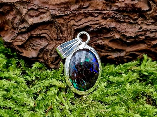 LeoLars-PABE Boulder Matrix Opal Anhänger aus 925er Silber, viele Opaladern mit brilliantem Opalfeuer in grün und blau, Zargenfassung, schlicht, Unikat, Handarbeit