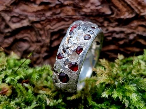 LeoLars-PABE Sandguss Chaos Design Ring mit roten Spinell Steinen in Größe 56 (18) aus 925er Silber mit typischer Sandguss Oberfläche, Unikat, liebevolle Handarbeit