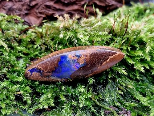 LeoLars-PABE Boulder Opal Anhänger im Navetteschliff, gebohrt mit 60cm Lederband, klare Opalschicht mit intensiv Lila Opalfeuer, Maße: 37,2mm x 11,2mm x 8,5mm, Unikat, Handgeschliffen
