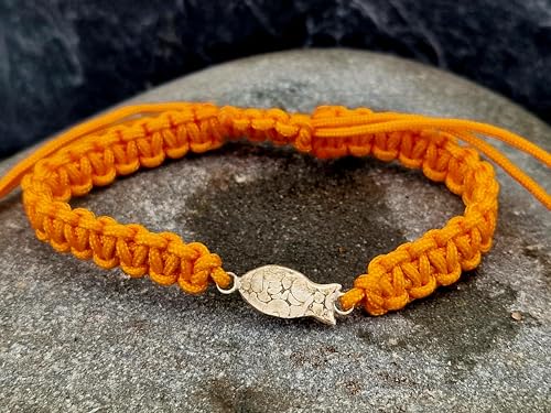 LeoLars-PABE Orangefarbenes Makramee Armband mit geprägtem 925er Silber Schlickfisch, Umfang von 15-26cm, Unikat, Handarbeit, Armbandmaße: 150mm x 8mm x 3,5mm