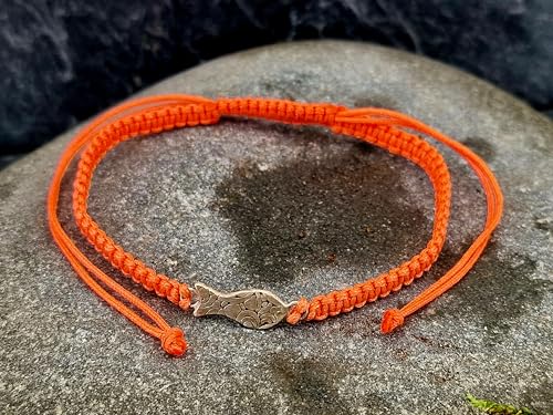LeoLars-PABE Neon Orange Makramee Armband mit geprägtem Schlickfisch aus 925er Silber, Umfang zwischen 16-24cm, Unikat, Handarbeit