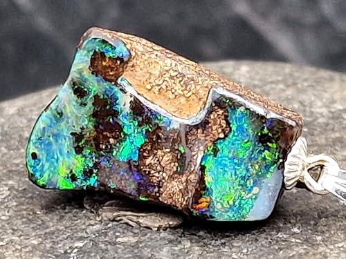 knalliger Boulder Opal Anhänger mit 925er Silber Stiftöse, neben Muttergestein herrliche intensive Opalschicht mit mehrfarbigem Opalfeuer, Anhängermaße: 23mm x 12,3mm x 6,8mm, Unikat, Handgeschliffen