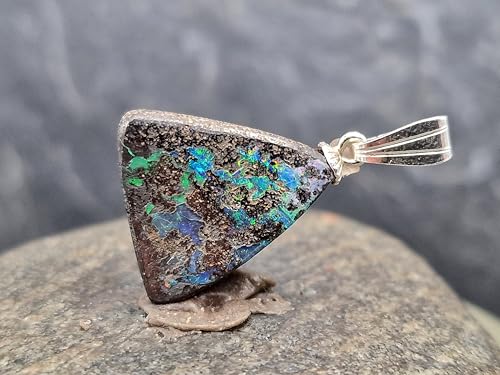 LeoLars-PABE Anhänger mit Boulder Opal und 925er Silberstiftöse, grün-blaues Opalfeuer, an der Spitze mehrfarbiges Opalfeuer, Opalgröße: 17mm x 16,2mm x 4,4mm, Unikat, Handgeschliffen