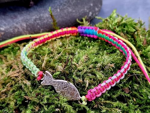 LeoLars-PABE Buntes Makramee Armband mit einem geprägten Schlickfisch aus 925er Silber, Umfang von 12-24cm, Unikat, Handarbeit