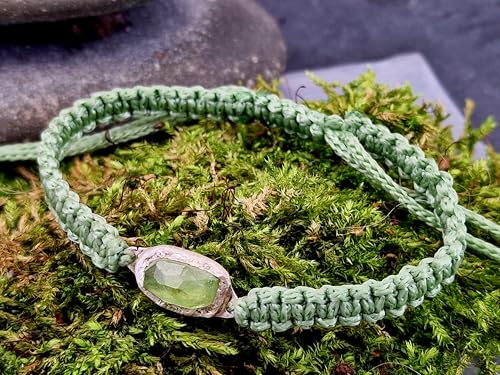 LeoLars-PABE Grünes Makramee Armband mit grünem Phrasiolith im Rosenschliff in einer 925er Silberfassung, Umfang von 17-27cm, Unikat, Handarbeit, Unisex