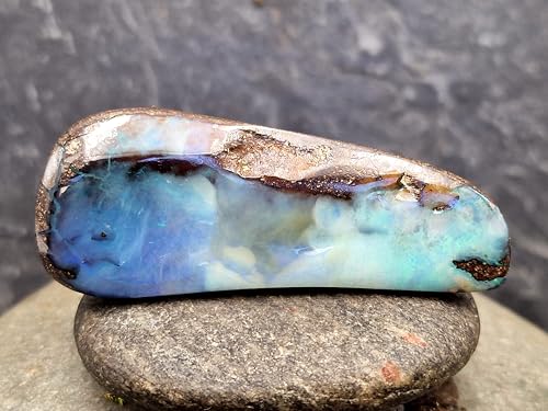 LeoLars-PABE großer Boulder Opal Anhänger, gebohrt mit 60cm Lederband, große gemeine Opalschicht mit grünem und blauem Opalfeuer, Maße: 57,4mm x 23,5mm x 14,5mm, Unikat, Handgeschliffen