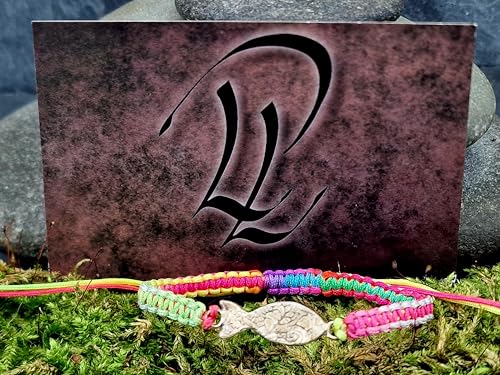 LeoLars-PABE Buntes Makramee Armband mit einem geprägten Schlickfisch aus 925er Silber, Umfang von 12-24cm, Unikat, Handarbeit