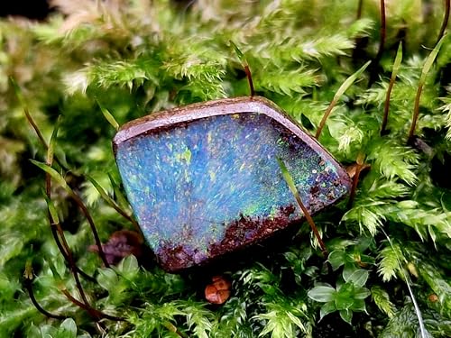 LeoLars-PABE Faszinierender kleiner gebohrter Boulder Opal Anhänger mit 60cm Lederband, grünes bzw. Multicolor Opalfeuer, Maße: 13,5mm x 10mm x 4,6mm, Unikat, Handgeschliffen