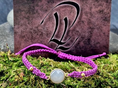 LeoLars-PABE Lila Makramee Armband mit erinem weißen Labradorit im Rosenschliff, vergoldete 925er Silberfassung und Kugeln, Umfang von 15-21cm, Unikat, Handarbeit