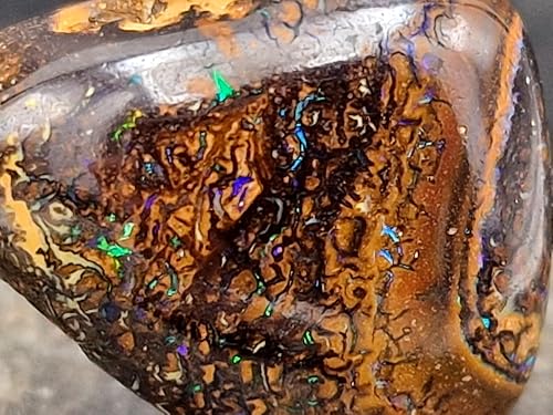 gebohrter Boulder Opal Anhänger mt 60cm Lederband, Opal - mit herrlichem Muster und Opalfeuer in grün und blau als Pinfire und aus kleinen Opaladern, 22,5 x 20,2 x 9,7mm, Unikat, Handgeschliffen
