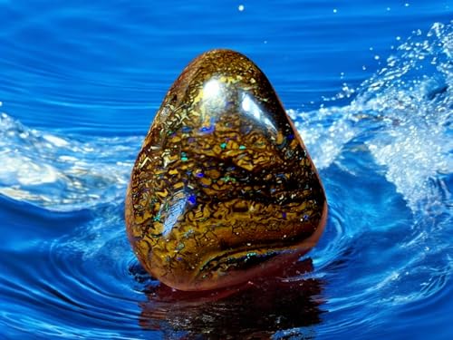 gebohrter Boulder Opal Anhänger mt 60cm Lederband, Opal - mit herrlichem Muster und Opalfeuer in grün und blau als Pinfire und aus kleinen Opaladern, 22,5 x 20,2 x 9,7mm, Unikat, Handgeschliffen