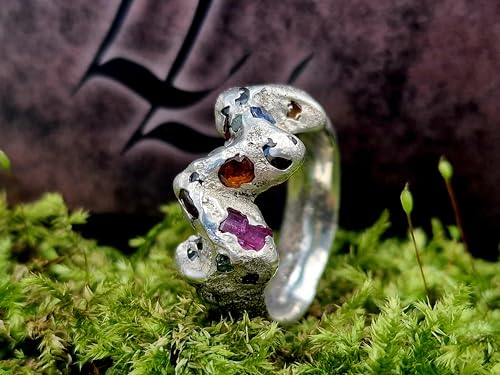 LeoLars-PABE Welliger Sandguss Chaos Design Ring aus 925er Silber mit eingegossenen Rubinen und Saphiren in Größe 56 (18), Unikat, Handarbeit