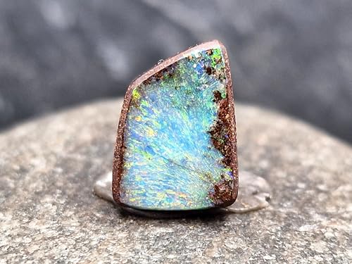 LeoLars-PABE Faszinierender kleiner gebohrter Boulder Opal Anhänger mit 60cm Lederband, grünes bzw. Multicolor Opalfeuer, Maße: 13,5mm x 10mm x 4,6mm, Unikat, Handgeschliffen