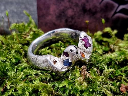 LeoLars-PABE Welliger Sandguss Chaos Design Ring aus 925er Silber mit eingegossenen Rubinen und Saphiren in Größe 56 (18), Unikat, Handarbeit