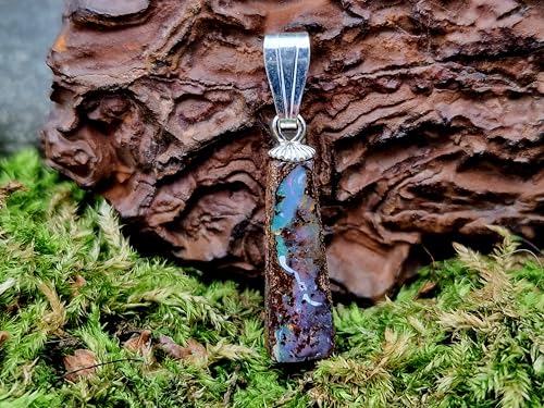 Boulder Opal Anhänger mit 925er Silber Stiftöse, Boulder Opal mit schönem Muster und partiellem Opalfeuer in verschiedenen Farben, Anhängermaße: 21,2mm x 6,1mm x 3,5mm, Unikat, Handgschliffen