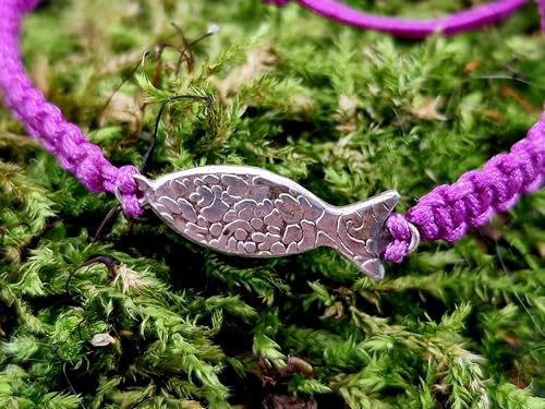 LeoLars-PABE Lila Makramee Armband mit einem geprägtem Schlickfisch aus 925er Silber, Umfang von 16-20cm, Unikat, Handarbeit