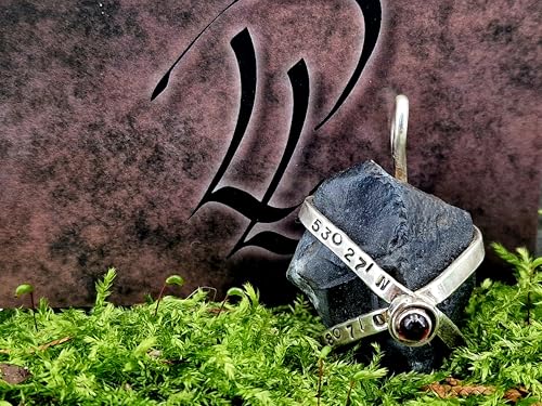LeoLars-PABE Design Anhänger aus 925er Silber, Feuerstein aus Dangast und rotem Granat Cabochon, gravierte Koordinaten von Dangast, Unikat, Handarbeit, Maße Anhänger: 47mm x 28mm x 23,2
