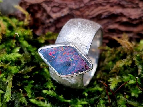 LeoLars-PABE Toller Design Boulder Opal Ring aus 925er Silber, massiv, fein schraffierte Struktur, Opalfeuer in rot und anderen Farben, Ringgröße: 56 (18), Unikat, Handarbeit