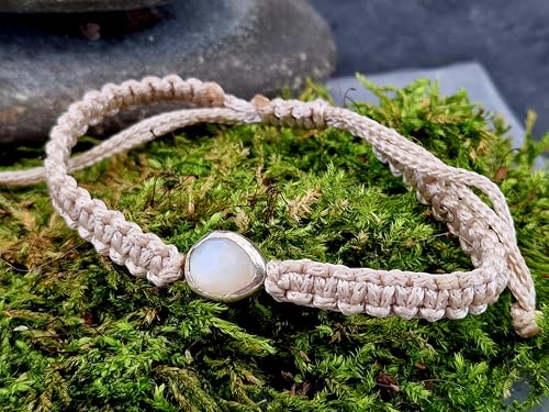 LeoLars-PABE Glänzend cremefarbenes Makramee Armband mit weißen Labradorit in einer 925er Silber Fassung, Umfang von 18-26cm, Unikat, Handarbeit