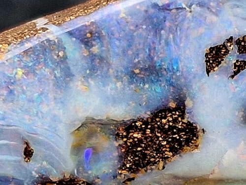 Großer Boulder Opal Anhänger mit Bohrung und 60cm Lederband, helle gemeine Opalschicht mit pastellfarbenem Opalfeuer in verschiedenen Farben, Maße: 43mm x 21mm x 11,9mm, Unikat, Handgeschliffen