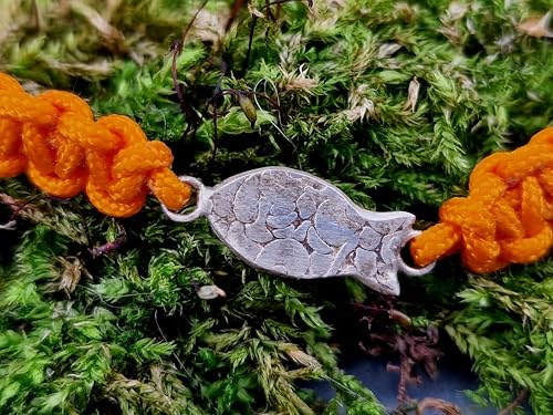 LeoLars-PABE Orangefarbenes Makramee Armband mit geprägtem 925er Silber Schlickfisch, Umfang von 15-26cm, Unikat, Handarbeit, Armbandmaße: 150mm x 8mm x 3,5mm