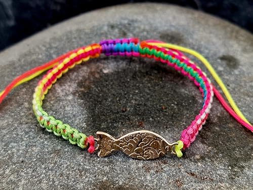 LeoLars-PABE Buntes Makramee Armband mit einem geprägten Schlickfisch aus 925er Silber, Umfang von 12-24cm, Unikat, Handarbeit