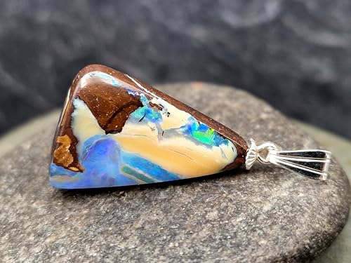 Toller Picture Stone Boulder Opal Anhänger mit 925er Silber Stiftöse, Opal blau-beige-braun mit partiellem grünen intensivem Opalfeuer, Unikat, Handgeschliffen Anhängermaße: 28,8mm x 16mm x 4,9mm