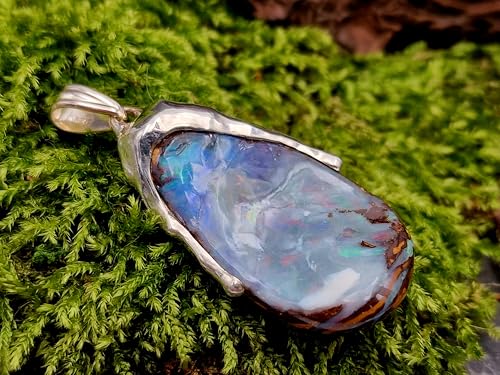 LeoLars-PABE Boulder Opal flüssiges Silber Design Anhänger aus 925er Silber, Opal gecarrt mit mehrfarbigem pastellfarbenem Opalfeuer in flächiger gemeiner Opalschicht, Unikat, Handarbeit, Unisex