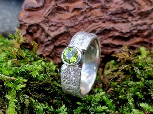 LeoLars-PABE Peridot Design Ring mit angeschmolzener Oberflächen Struktur, Größe 59 (18,7), aus 925er Silber, Peridot rund facettiert, Unikat, Handarbeit