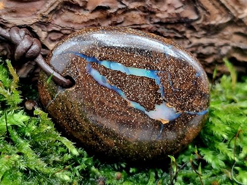 LeoLars-PABE Boulder Opal mit Frontbohrung und 60cm Lederband, Opaladern mit mehrfarbiger gemeiner Opalschicht und partiellem Opalfeuer, Maße: 35,6mm x 28mm x 11,6mm, Unikat, Handgeschliffen