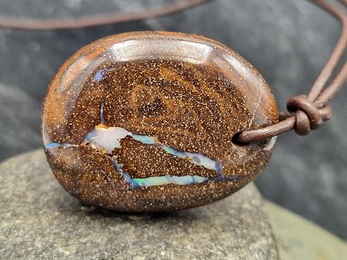 LeoLars-PABE Boulder Opal mit Frontbohrung und 60cm Lederband, Opaladern mit mehrfarbiger gemeiner Opalschicht und partiellem Opalfeuer, Maße: 35,6mm x 28mm x 11,6mm, Unikat, Handgeschliffen