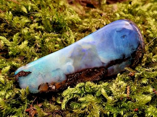LeoLars-PABE großer Boulder Opal Anhänger, gebohrt mit 60cm Lederband, große gemeine Opalschicht mit grünem und blauem Opalfeuer, Maße: 57,4mm x 23,5mm x 14,5mm, Unikat, Handgeschliffen