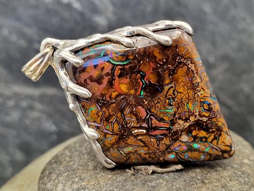Großer Boulder Opal Anhänger mit 925er Fassung im Tropfendesign, tolles Muster und Opalfeuer in grün Opalmaße: 43mm x 32mm Maße Anhänger: 48,2mm x 35,8mm x 7,8mm, Unikat, Liebevolle Handarbeit