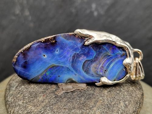 schöner großer Boulder Opal Anh. im Tropfendesign, aus 925er Silber, Opal Picture Stone mit verschiedenen gemeiner Opalschicht und partiellem Opalfeuer in blau und grün, Unikat, Handarbeit