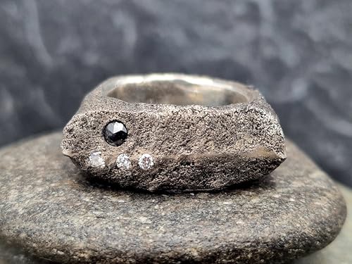 LeoLars-PABE Diamant Dandguss Design Ring aus 925er Silber, grobe steinartige Sandguss Oberfläche, teilgeschwärzt, ein schwarzer Diamant, und 3 weiße Diamanten, Unikat, Handarbeit, Größe 59 (18,7)