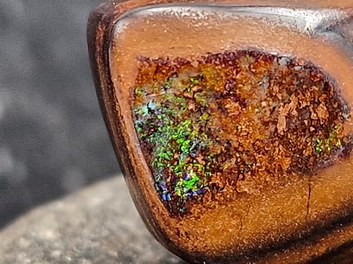 Großer Boulder Opal Anhänger gebohrt mit 60 cm Lederband, der Opal besitzt oben und unten grünes Opalfeuer. Der Stein hat ein Sandbank Muster, Steingröße 32mm x 19mm x 13,5mm, Unikat, Handgeschliffen