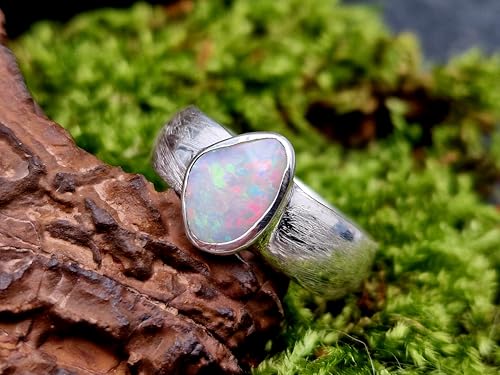 LeoLars-PABE Weißer Coober Pedy Opal Ring, Gr.50 (16), aus 925er Silber mit zart schraffierter Ringschiene, Opal mit mehrfarbigem Opalfeuer, Unikat, Handarbeit