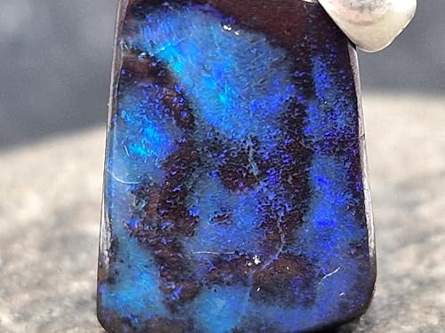 LeoLars-PABE Boulder Opal Anhänger mit 925er Silber Stiftöse, Opal fast schwarz mit blauem Galaxie Opalfeuer, Maße: 15,5mm x11,2mm x4,2mm, Unikat, Handgeschliffen