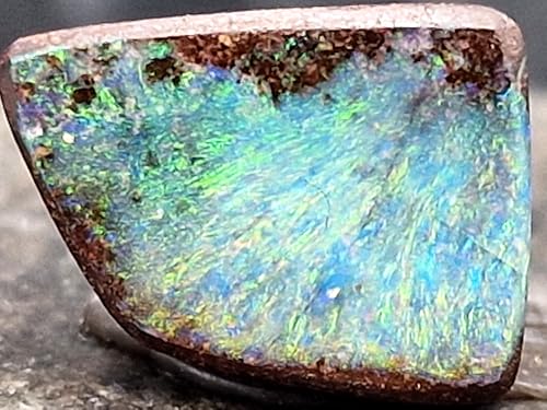 LeoLars-PABE Faszinierender kleiner gebohrter Boulder Opal Anhänger mit 60cm Lederband, grünes bzw. Multicolor Opalfeuer, Maße: 13,5mm x 10mm x 4,6mm, Unikat, Handgeschliffen