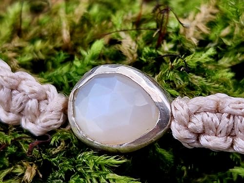 LeoLars-PABE Glänzend cremefarbenes Makramee Armband mit weißen Labradorit in einer 925er Silber Fassung, Umfang von 18-26cm, Unikat, Handarbeit
