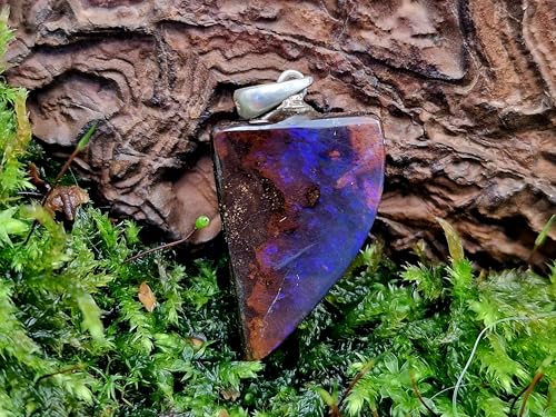 wunderschöner Boulder Opal Anhänger mit 925er Silber Stiftöse, Opal mit Lila-rosa Opalschicht und Pinnfire in blau und grün aus der Tiefe, Maße. 21,7mm x 15mm x 5,2mm, Unikat, Handgeschliffen