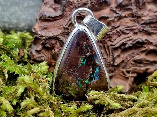 LeoLars-PABE Boulder Opal Anhänger aus 925er Silber in Zargenfassung, Opal mit schönem Muster und grünem Opalfeuer, Unikat, Handarbeit, Unisex, Anhängermaße: 29mm x 18,2mm x 8mm