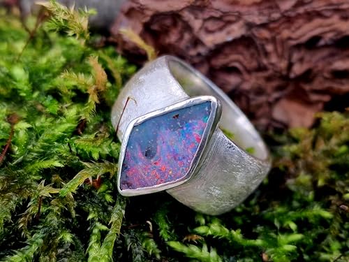 LeoLars-PABE Toller Design Boulder Opal Ring aus 925er Silber, massiv, fein schraffierte Struktur, Opalfeuer in rot und anderen Farben, Ringgröße: 56 (18), Unikat, Handarbeit