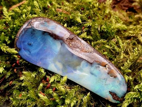 LeoLars-PABE großer Boulder Opal Anhänger, gebohrt mit 60cm Lederband, große gemeine Opalschicht mit grünem und blauem Opalfeuer, Maße: 57,4mm x 23,5mm x 14,5mm, Unikat, Handgeschliffen